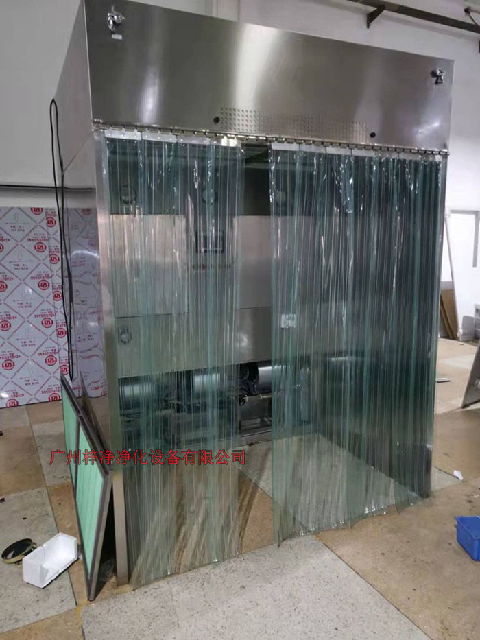 潔凈層流采樣車具體要求；從室內(nèi)空氣經(jīng)過初效過濾器，從高效空氣過濾器出風(fēng)，配無隔板高效過濾器過濾效率為：99.99@0.3μm和G4級初效過濾器，確保凈化級別，靜態(tài)100級美聯(lián)邦209E標準；