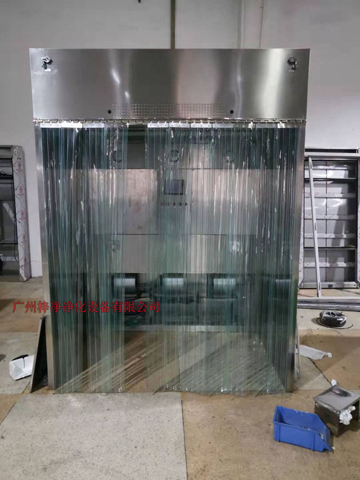 潔凈層流采樣車具體要求；從室內(nèi)空氣經(jīng)過初效過濾器，從高效空氣過濾器出風(fēng)，配無隔板高效過濾器過濾效率為：99.99@0.3μm和G4級初效過濾器，確保凈化級別，靜態(tài)100級美聯(lián)邦209E標準；
