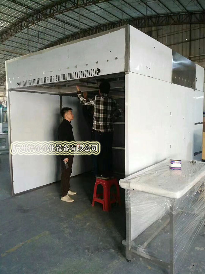 負(fù)壓稱量房又稱作負(fù)壓稱量間、負(fù)壓稱量室、負(fù)壓稱量罩或負(fù)壓稱量單元