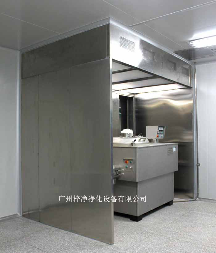 負(fù)壓稱量室由蜂鳴器、風(fēng)速傳感器、PAO注入口、DOP檢測(cè)口、中效壓差表、初效壓差表、高效壓差表、集中控制屏、防塵插座、回風(fēng)網(wǎng)孔板、排風(fēng)網(wǎng)孔、啟動(dòng)按鈕、急停、風(fēng)機(jī)箱、風(fēng)機(jī)、初效過(guò)濾器、液槽高效過(guò)濾器、照明燈具、均流膜、無(wú)隔板高效過(guò)濾器幾大部件組成的。